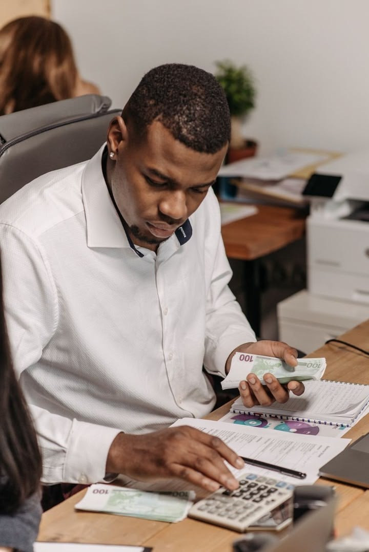 Professionnel analysant les comptes avec une calculatrice