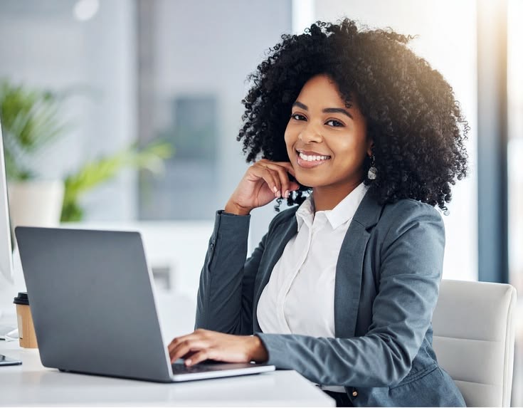 Professionnelle africaine travaillant dans un environnement de services